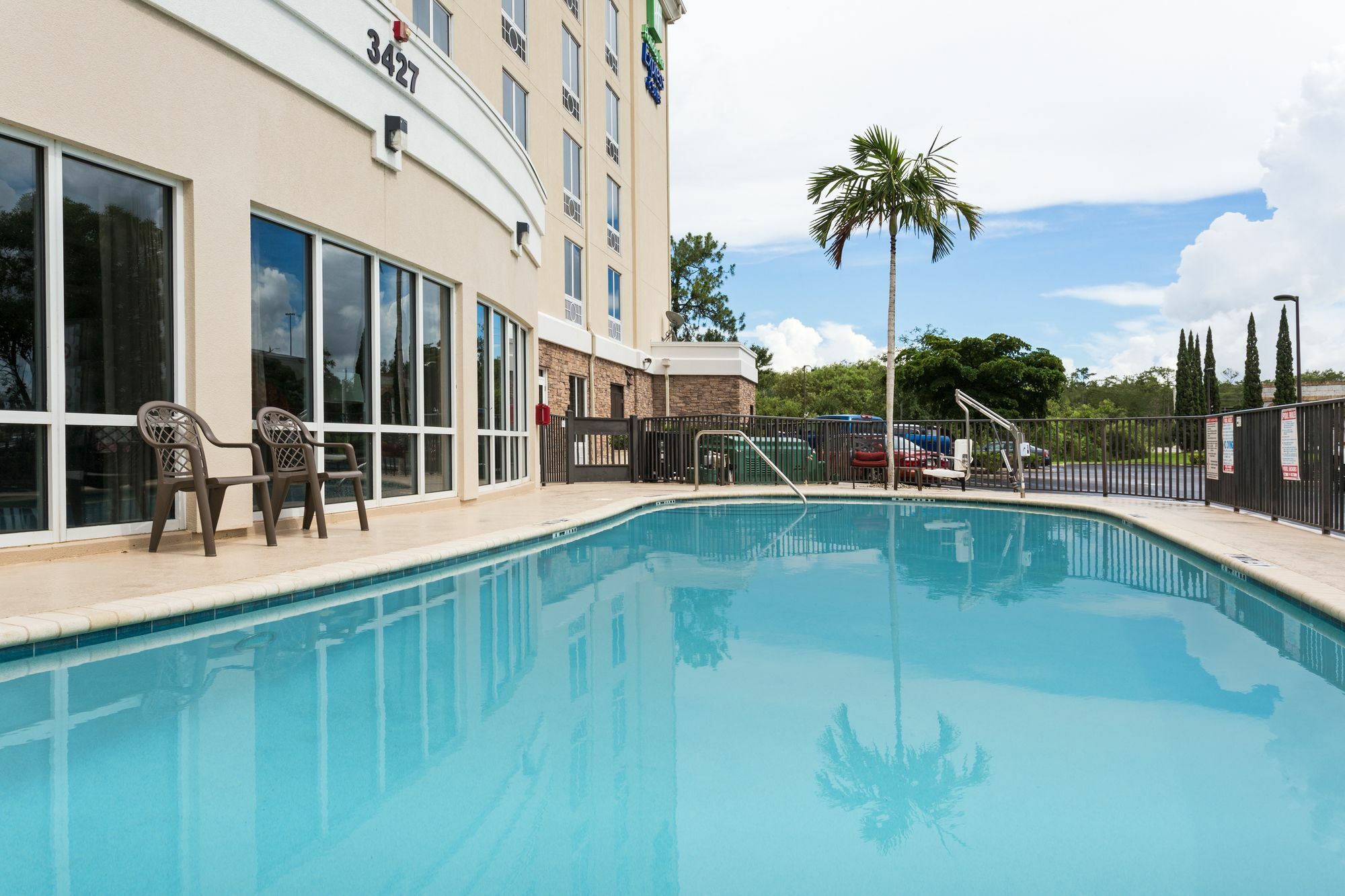 Holiday Inn Express Hotel & Suites Fort Myers East - The Forum, An Ihg Hotel Exterior foto